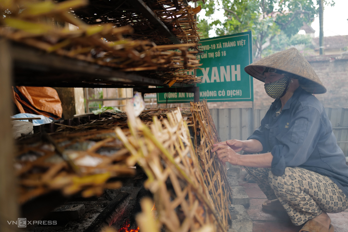 Nghề hun khói cá ở ngoại thành Hà Nội - Ảnh 6. Nghề hun khói cá ở ngoại thành Hà Nội - Ảnh 6.