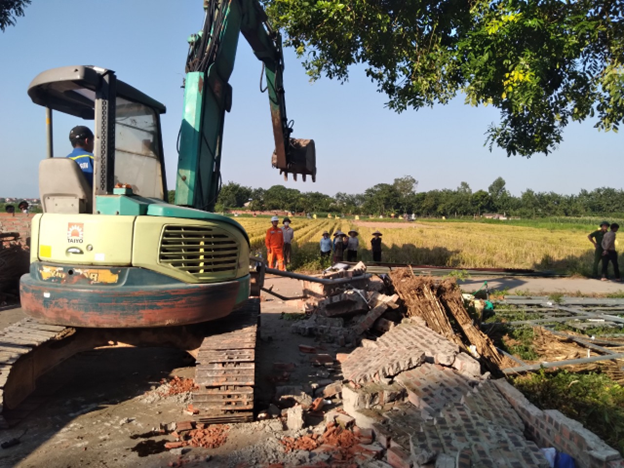 Mê Linh: Cưỡng chế các trường hợp vi phạm trong lĩnh vực đất đai - Ảnh 2. Mê Linh: Cưỡng chế các trường hợp vi phạm trong lĩnh vực đất đai - Ảnh 2.