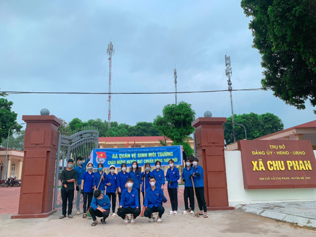 Xã Chu Phan và xã Hoàng Kim ra quân tổng vệ sinh môi trường chào mừng huyện Mê Linh đón chuẩn huyện nông thôn mới - Ảnh 1.