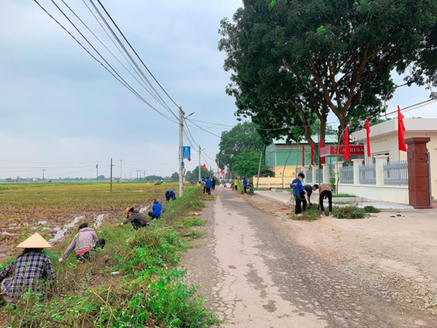 Xã Chu Phan và xã Hoàng Kim ra quân tổng vệ sinh môi trường chào mừng huyện Mê Linh đón chuẩn huyện nông thôn mới - Ảnh 2.