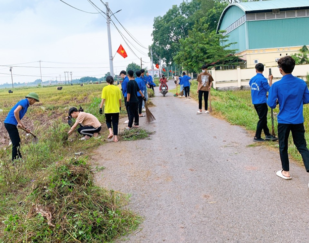 Xã Chu Phan và xã Hoàng Kim ra quân tổng vệ sinh môi trường chào mừng huyện Mê Linh đón chuẩn huyện nông thôn mới - Ảnh 3.