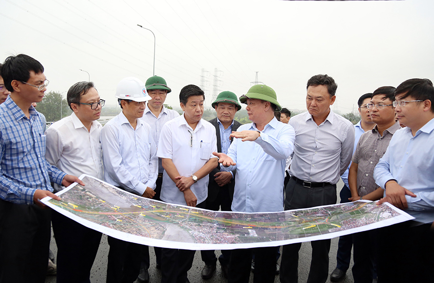 Kiểm tra dự án đường Vành đai 4, Bí thư Thành ủy Hà Nội yêu cầu phải sâu sát, quyết liệt từng việc hơn nữa - Ảnh 1.