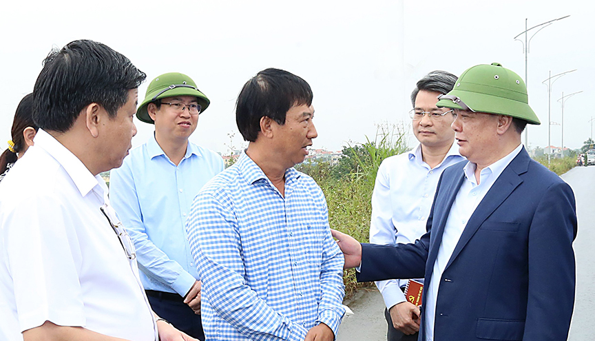 Kiểm tra dự án đường Vành đai 4, Bí thư Thành ủy Hà Nội yêu cầu phải sâu sát, quyết liệt từng việc hơn nữa - Ảnh 2.