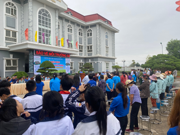 Mê Linh: Các xã, thị trấn đồng loạt ra quân tổng vệ sinh môi trường chào mừng Huyện đạt chuẩn nông thôn mới - Ảnh 25.