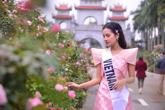 Các thí sinh dự thi Hoa hậu Du lịch Thế giới thăm quan, làm lễ dâng hương Đền Hai Bà Trưng và trải nghiệm tại Lễ hội hoa Mê Linh - Ảnh 13.