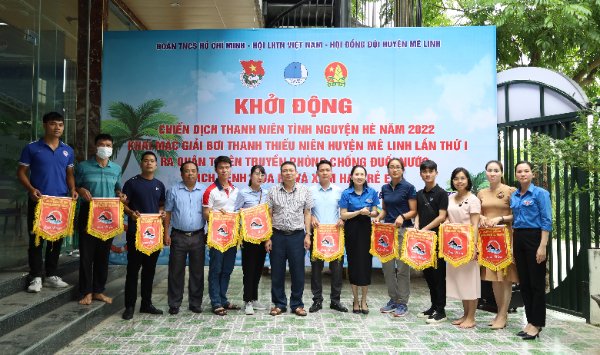 Huyện Đoàn Mê Linh khởi động Chiến dịch Thanh niên tình nguyện Hè năm 2022; khai mạc giải bơi thanh thiếu niên huyện Mê Linh lần thứ I - Ảnh 1.