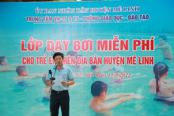 Mê Linh: Khai mạc lớp dạy bơi miễn phí cho trẻ em năm 2022 - Ảnh 1.