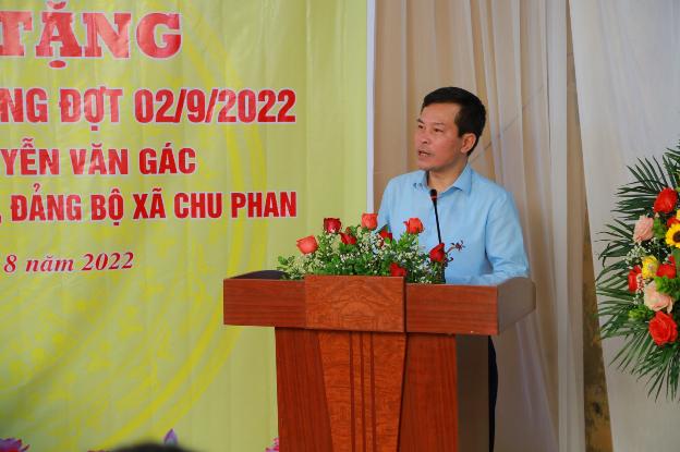 Đồng chí Phó Bí thư Thường trực Huyện ủy trao tặng Huy hiệu 70 năm tuổi Đảng cho đảng viên xã Chu Phan - Ảnh 3.