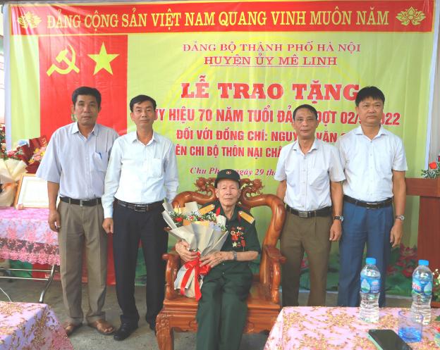 Đồng chí Phó Bí thư Thường trực Huyện ủy trao tặng Huy hiệu 70 năm tuổi Đảng cho đảng viên xã Chu Phan - Ảnh 5.