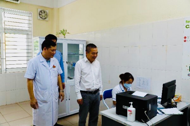 PGS.TS Nguyễn Lân Hiếu và đoàn công tác Bệnh viện Đại học Y Hà Nội thăm và làm việc với Bệnh viện Đa khoa huyện Mê Linh - Ảnh 3.