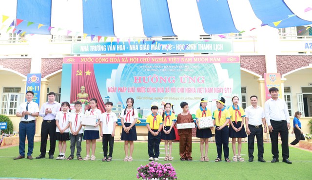 Trường Tiểu học Chi Đông hưởng ứng "Ngày Pháp luật nước Cộng hòa XHCN Việt Nam" năm 2023 - Ảnh 3. Trường Tiểu học Chi Đông hưởng ứng "Ngày Pháp luật nước Cộng hòa XHCN Việt Nam" năm 2023 - Ảnh 3.