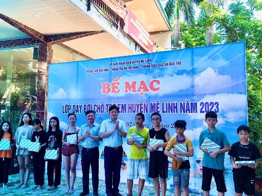 Mê Linh tổ chức bế giảng lớp dạy bơi miễn phí cho trẻ em năm 2023 - Ảnh 2.