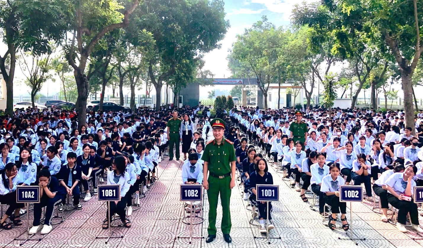 Công an xã Hoàng Kim và Tự Lập tuyên truyền Luật quản lý vũ khí, vật liệu nổ, công cụ hỗ trợ; Luật an toàn giao thông và bạo lực học đường cho học sinh- Ảnh 2.