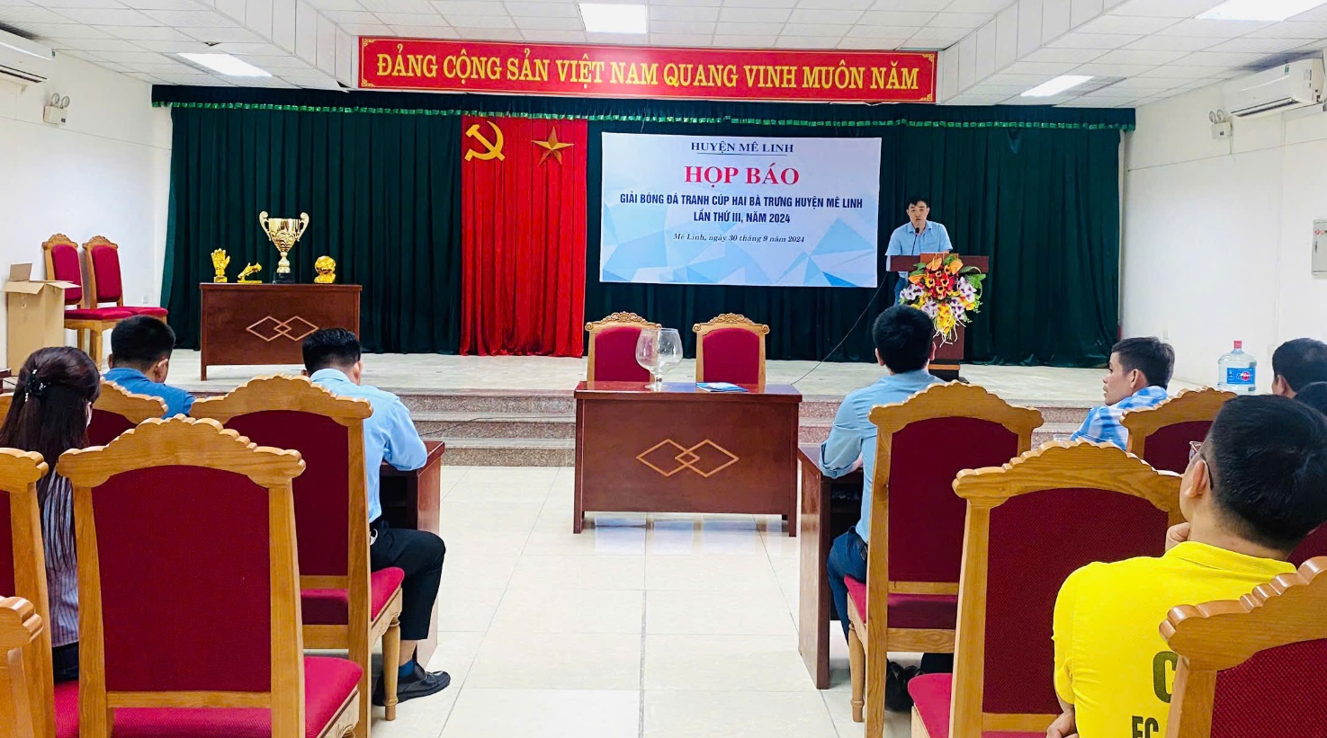 Họp báo Giải Bóng đá tranh cúp Hai Bà Trưng huyện Mê Linh lần thứ III, năm 2024- Ảnh 1. Họp báo Giải Bóng đá tranh cúp Hai Bà Trưng huyện Mê Linh lần thứ III, năm 2024- Ảnh 1.