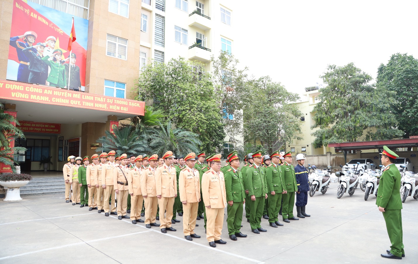 Công an huyện Mê Linh ra quân hiện đợt cao điểm tấn công, trấn áp tội phạm dịp Tết Dương lịch, Tết Nguyên đán Ất Tỵ và Lễ hội đầu xuân 2025- Ảnh 1. C:\Users\Admin\Desktop\CA ra quân Tết\IMG_7707.JPG