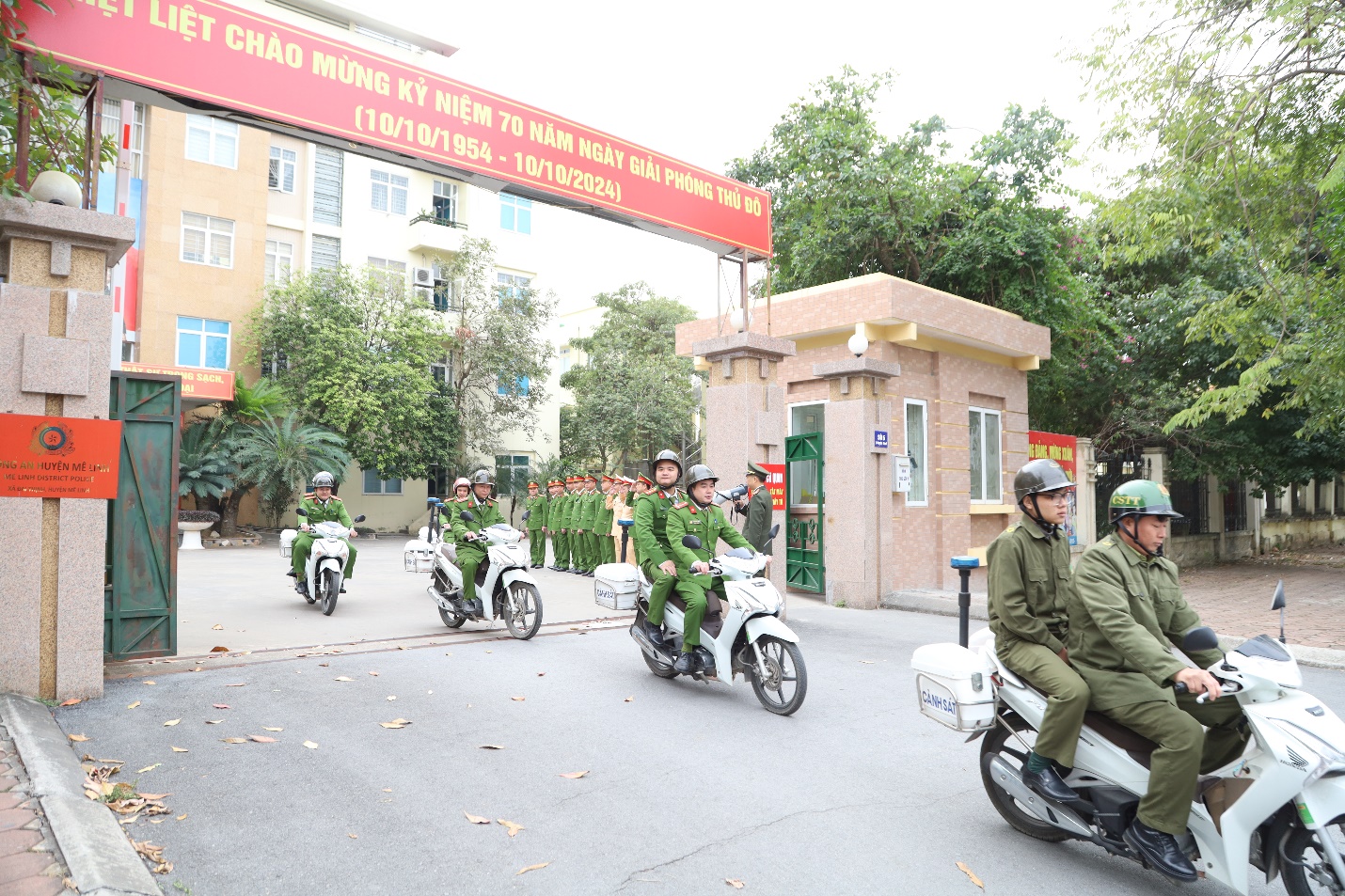 Công an huyện Mê Linh ra quân hiện đợt cao điểm tấn công, trấn áp tội phạm dịp Tết Dương lịch, Tết Nguyên đán Ất Tỵ và Lễ hội đầu xuân 2025- Ảnh 2. C:\Users\Admin\Desktop\CA ra quân Tết\IMG_7730.JPG