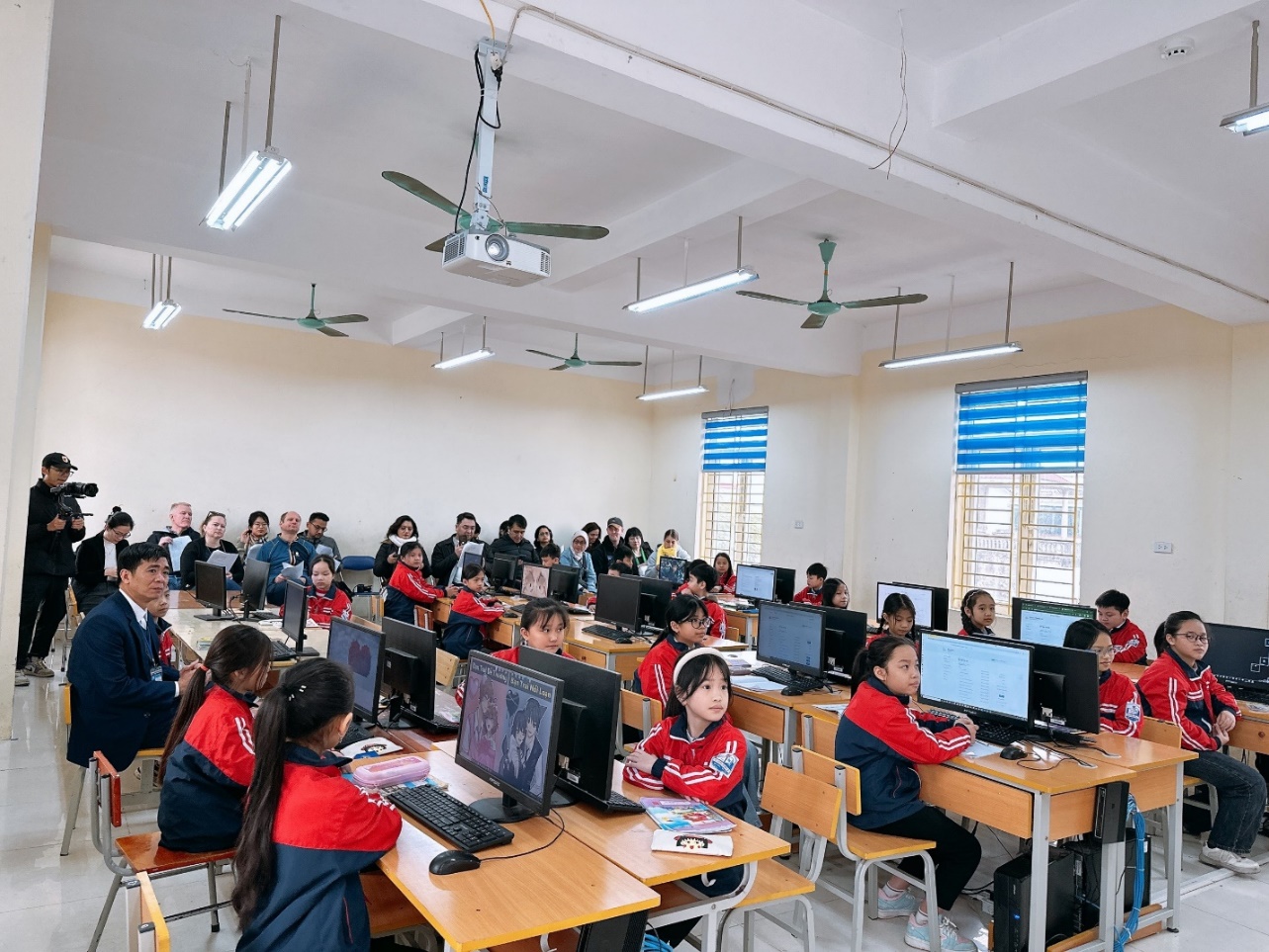 Giáo viên huyện Mê Linh trao đổi kinh nghiệm dạy và học trực tuyến cùng chuyên gia giáo dục của 17 nước trên thế giới- Ảnh 1.