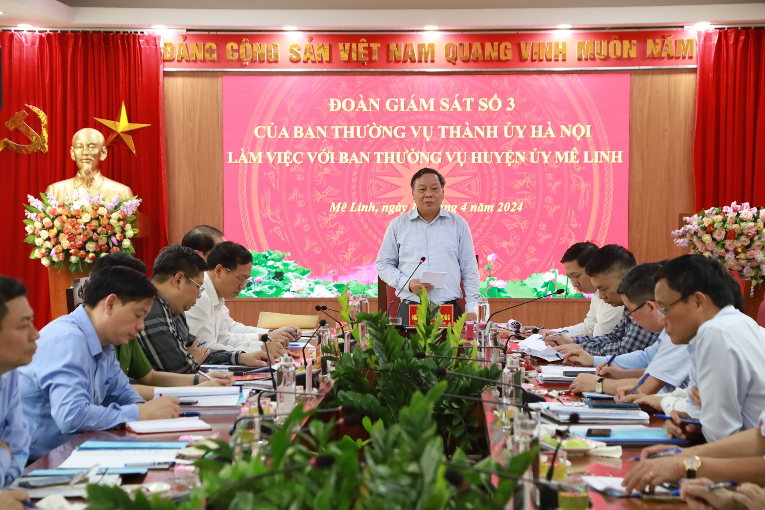 Đoàn giám sát của Ban Thường vụ Thành ủy làm việc với Ban Thường vụ Huyện ủy Mê Linh- Ảnh 1.