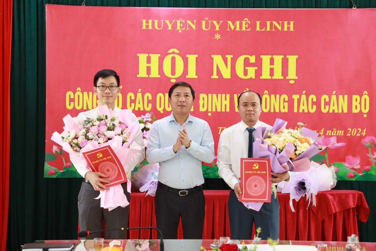 Huyện ủy Mê Linh công bố Quyết định chuẩn y, luân chuyển cán bộ lãnh đạo xã Thạch Đà và bổ nhiệm Phó Chánh Văn phòng Huyện ủy- Ảnh 1.