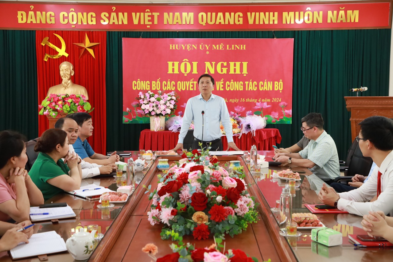 Huyện ủy Mê Linh công bố Quyết định chuẩn y, luân chuyển cán bộ lãnh đạo xã Thạch Đà và bổ nhiệm Phó Chánh Văn phòng Huyện ủy- Ảnh 2.