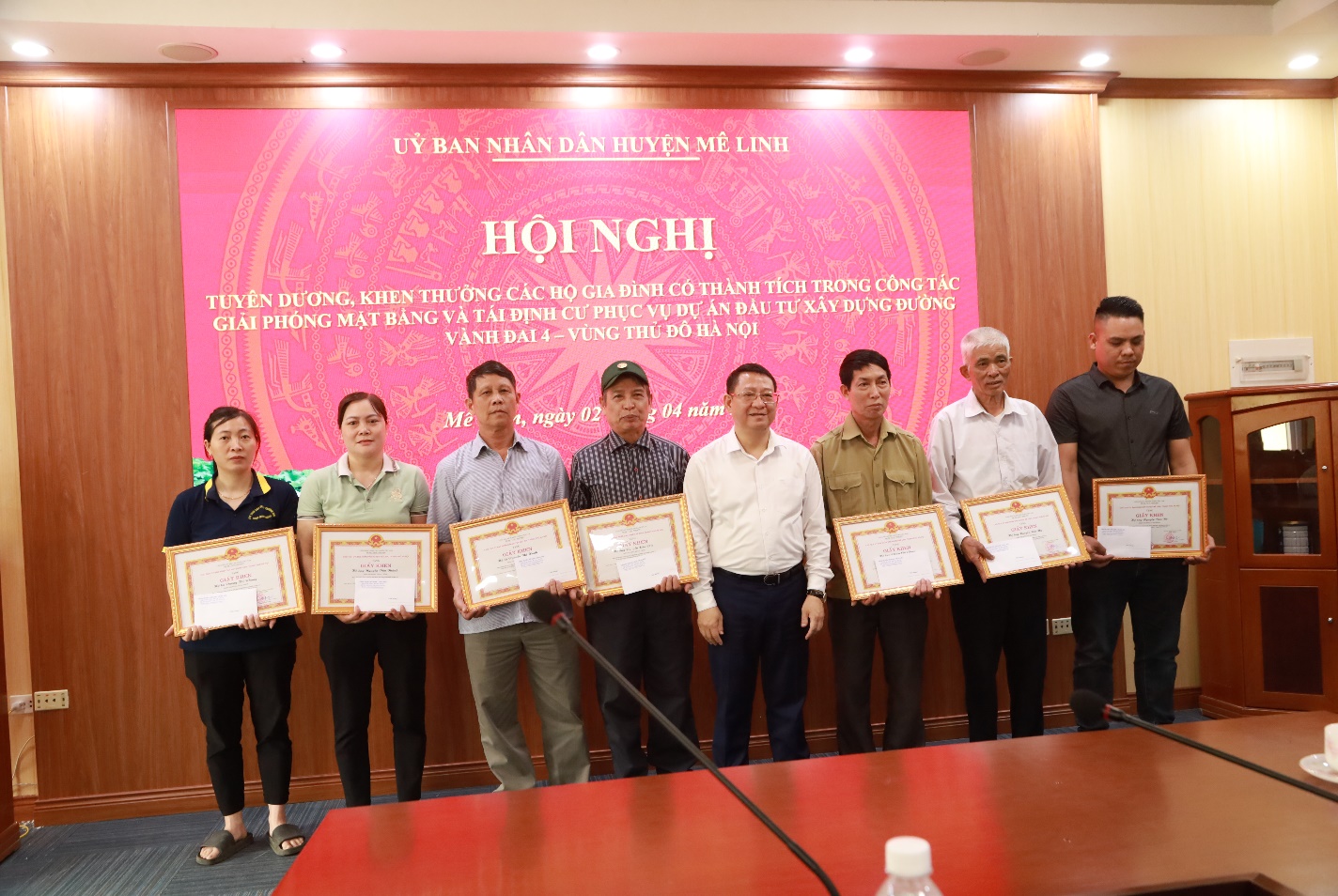 Huyện Mê Linh khen thưởng 21 hộ gia đình "gương mẫu, đi đầu" nhận đất tái định cư phục vụ dự án đường Vành đai 4- Ảnh 1.