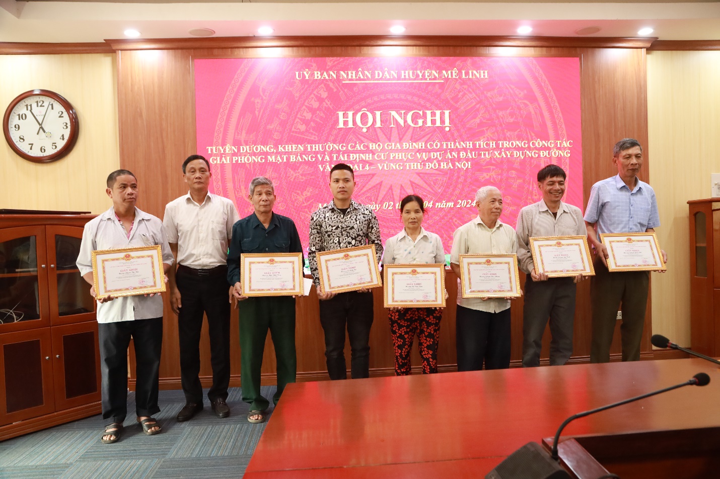 Huyện Mê Linh khen thưởng 21 hộ gia đình "gương mẫu, đi đầu" nhận đất tái định cư phục vụ dự án đường Vành đai 4- Ảnh 2.