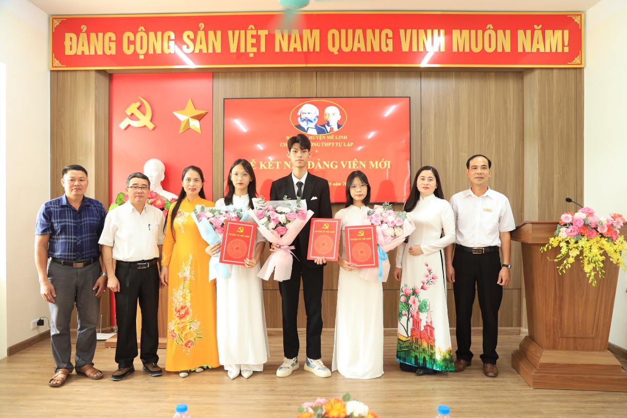 Mê Linh: Kết nạp đảng cho 6 đoàn viên ưu tú là học sinh THPT- Ảnh 2. Mê Linh: Kết nạp đảng cho 6 đoàn viên ưu tú là học sinh THPT- Ảnh 2.