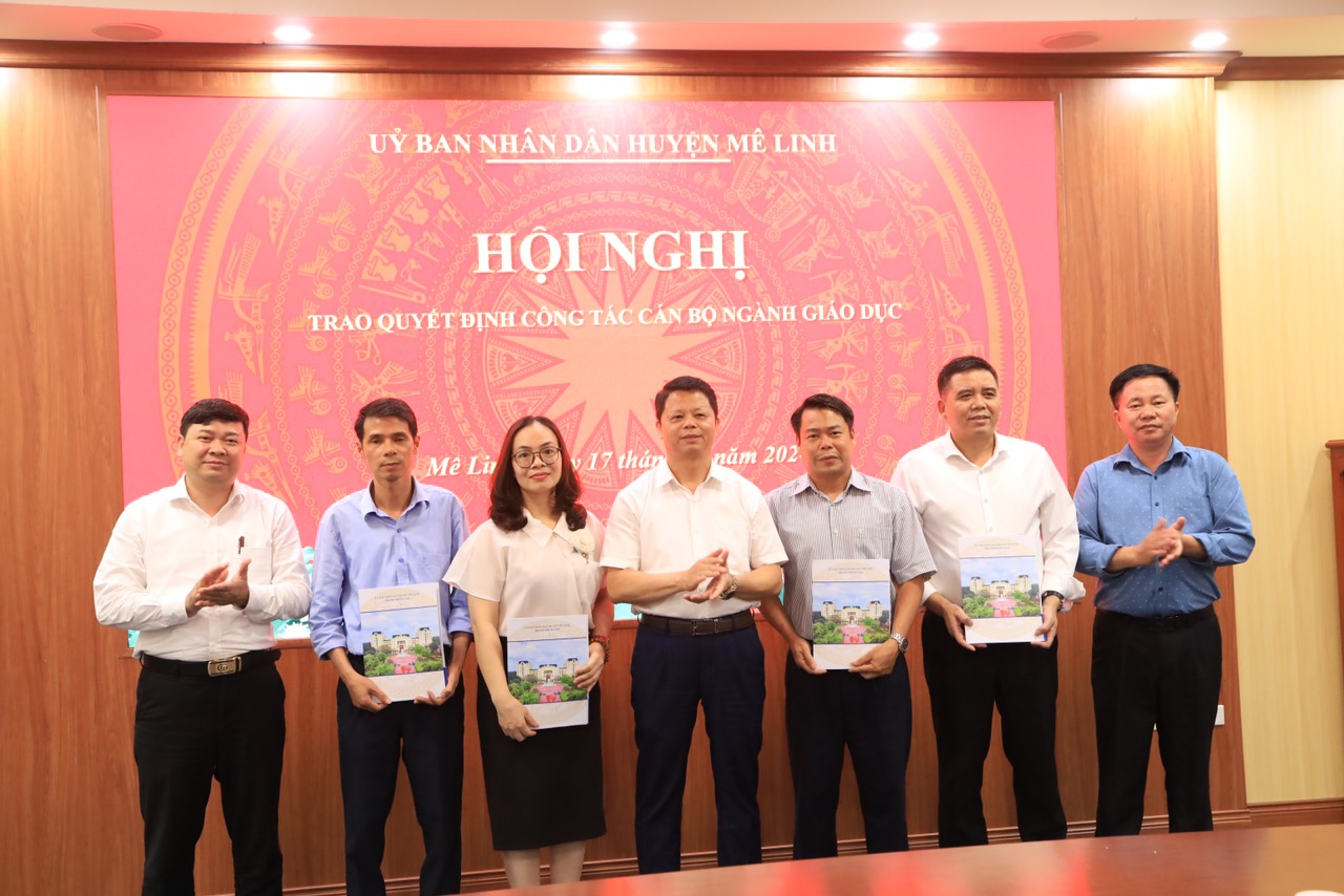 UBND huyện Mê Linh công bố và trao Quyết định điều động, bổ nhiệm cán bộ quản lý các trường học- Ảnh 1. UBND huyện Mê Linh công bố và trao Quyết định điều động, bổ nhiệm cán bộ quản lý các trường học- Ảnh 1.