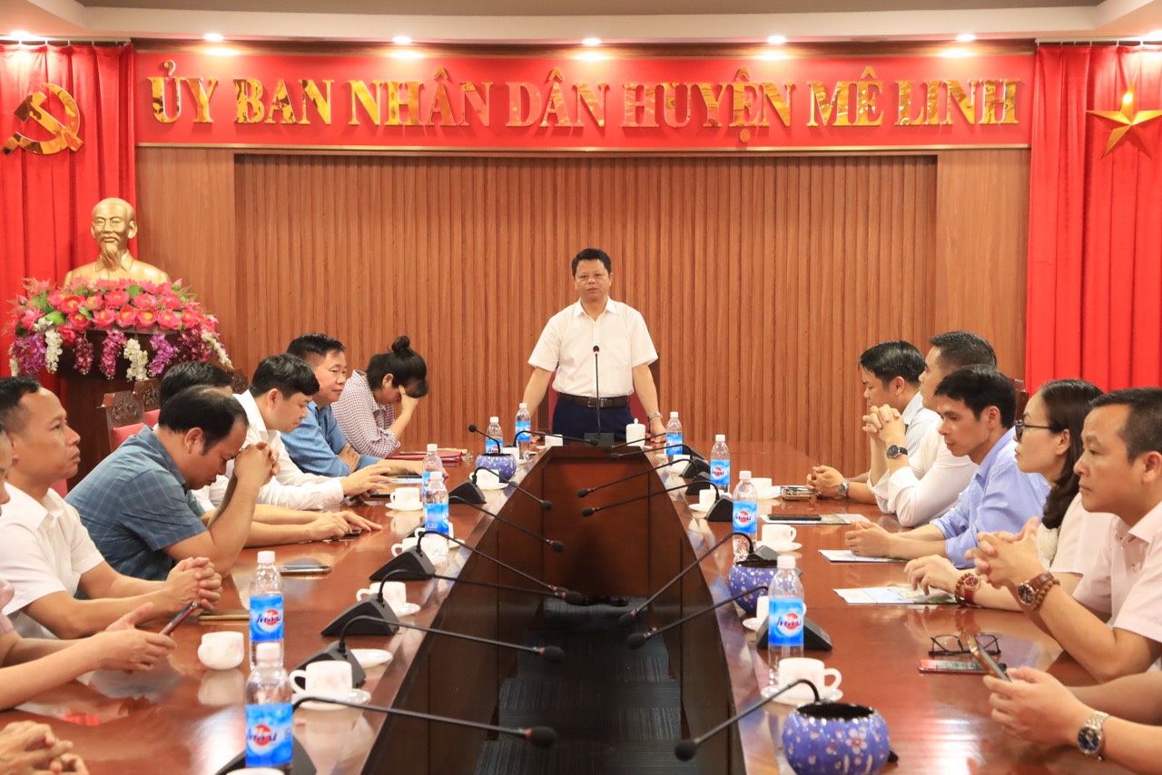 UBND huyện Mê Linh công bố và trao Quyết định điều động, bổ nhiệm cán bộ quản lý các trường học- Ảnh 2. UBND huyện Mê Linh công bố và trao Quyết định điều động, bổ nhiệm cán bộ quản lý các trường học- Ảnh 2.