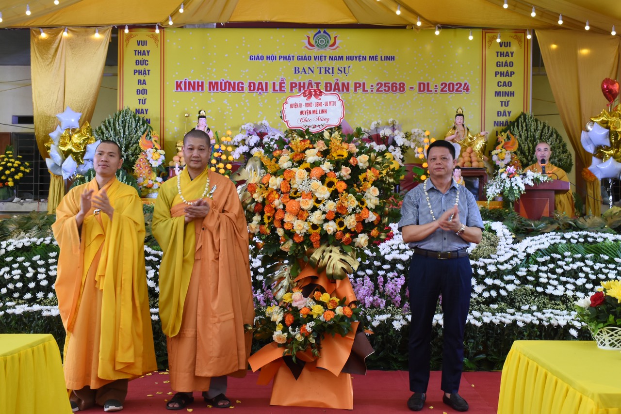 Phó Chủ tịch UBND huyện Mê Linh Lê Văn Khương dự Đại lễ Phật đản năm 2024 tại chùa Hương Vân- Ảnh 1. Phó Chủ tịch UBND huyện Mê Linh Lê Văn Khương dự Đại lễ Phật đản năm 2024 tại chùa Hương Vân- Ảnh 1.