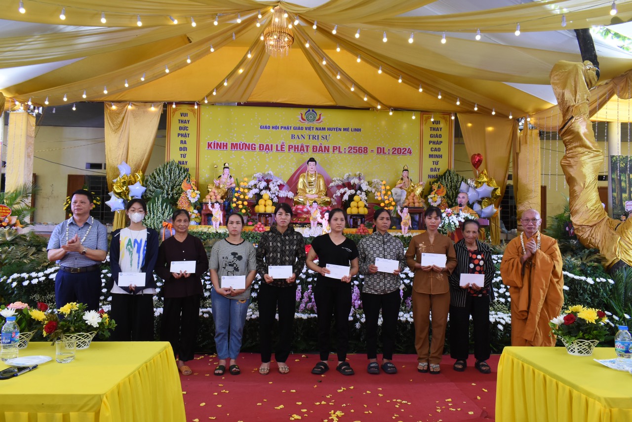 Phó Chủ tịch UBND huyện Mê Linh Lê Văn Khương dự Đại lễ Phật đản năm 2024 tại chùa Hương Vân- Ảnh 3. Phó Chủ tịch UBND huyện Mê Linh Lê Văn Khương dự Đại lễ Phật đản năm 2024 tại chùa Hương Vân- Ảnh 3.