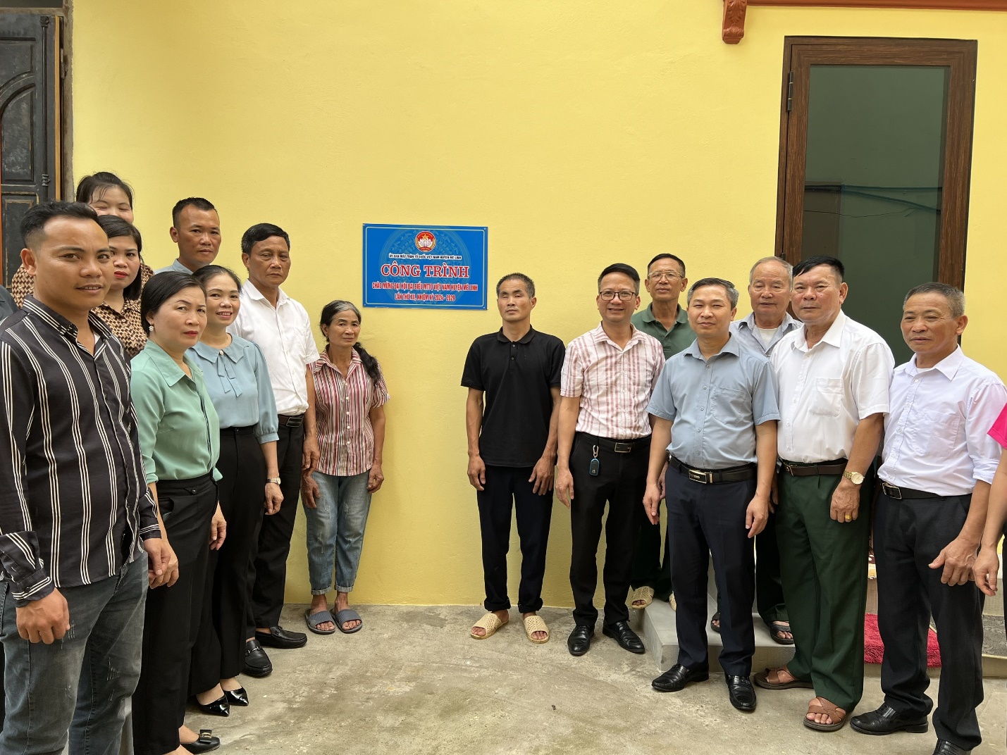 Gắn biển công trình nhà Đại đoàn kết chào mừng Đại hội đại biểu MTTQ Việt Nam huyện Mê Linh, nhiệm kỳ 2024-2029- Ảnh 2.