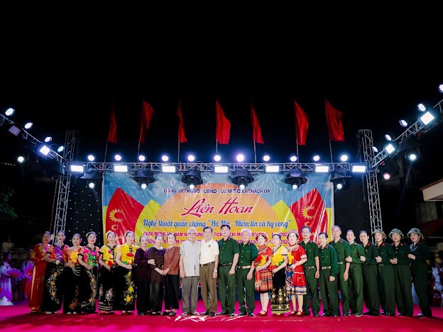 LIÊN HOAN NGHỆ THUẬT QUẦN CHÚNG “HÀ NỘI - NIỀM TIN VÀ HY VỌNG” XÃ THẠCH ĐÀ NĂM 2024.
- Ảnh 14. LIÊN HOAN NGHỆ THUẬT QUẦN CHÚNG “HÀ NỘI - NIỀM TIN VÀ HY VỌNG” XÃ THẠCH ĐÀ NĂM 2024.
- Ảnh 14.