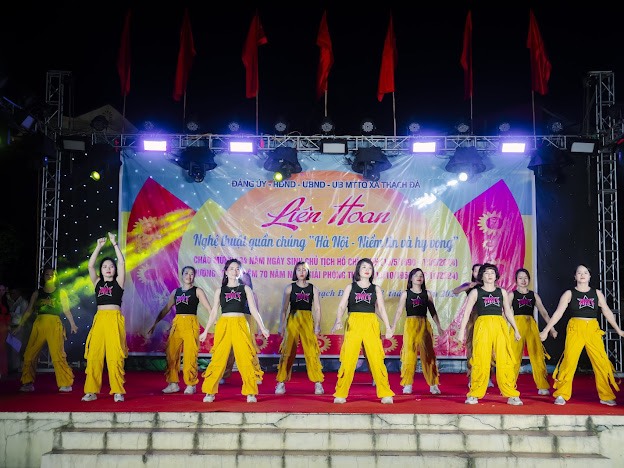 LIÊN HOAN NGHỆ THUẬT QUẦN CHÚNG “HÀ NỘI - NIỀM TIN VÀ HY VỌNG” XÃ THẠCH ĐÀ NĂM 2024.
- Ảnh 12. LIÊN HOAN NGHỆ THUẬT QUẦN CHÚNG “HÀ NỘI - NIỀM TIN VÀ HY VỌNG” XÃ THẠCH ĐÀ NĂM 2024.
- Ảnh 12.