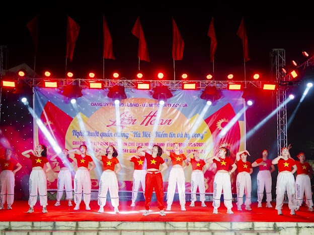 LIÊN HOAN NGHỆ THUẬT QUẦN CHÚNG “HÀ NỘI - NIỀM TIN VÀ HY VỌNG” XÃ THẠCH ĐÀ NĂM 2024.
- Ảnh 11. LIÊN HOAN NGHỆ THUẬT QUẦN CHÚNG “HÀ NỘI - NIỀM TIN VÀ HY VỌNG” XÃ THẠCH ĐÀ NĂM 2024.
- Ảnh 11.