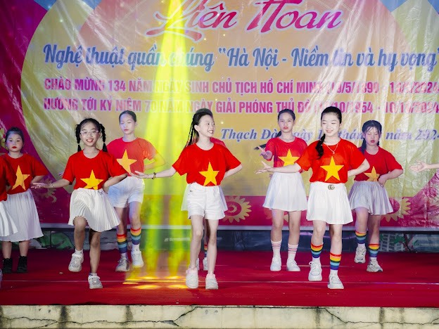 LIÊN HOAN NGHỆ THUẬT QUẦN CHÚNG “HÀ NỘI - NIỀM TIN VÀ HY VỌNG” XÃ THẠCH ĐÀ NĂM 2024.
- Ảnh 9. LIÊN HOAN NGHỆ THUẬT QUẦN CHÚNG “HÀ NỘI - NIỀM TIN VÀ HY VỌNG” XÃ THẠCH ĐÀ NĂM 2024.
- Ảnh 9.