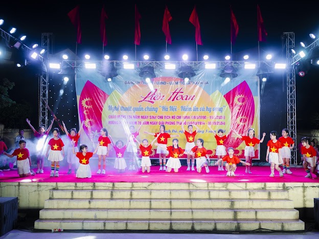 LIÊN HOAN NGHỆ THUẬT QUẦN CHÚNG “HÀ NỘI - NIỀM TIN VÀ HY VỌNG” XÃ THẠCH ĐÀ NĂM 2024.
- Ảnh 10. LIÊN HOAN NGHỆ THUẬT QUẦN CHÚNG “HÀ NỘI - NIỀM TIN VÀ HY VỌNG” XÃ THẠCH ĐÀ NĂM 2024.
- Ảnh 10.