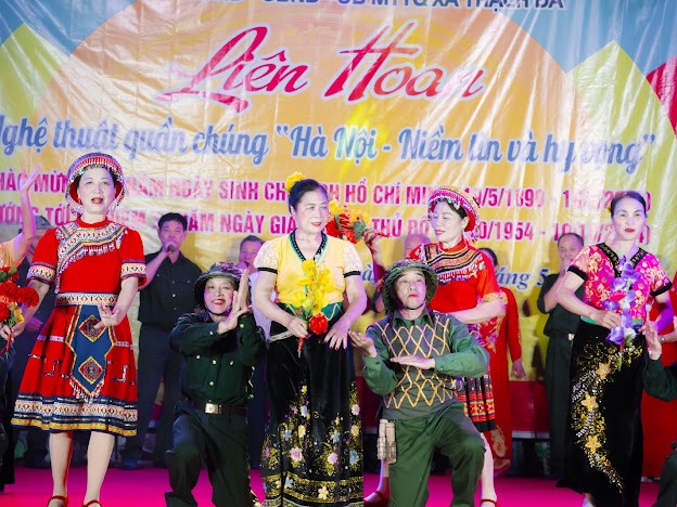 LIÊN HOAN NGHỆ THUẬT QUẦN CHÚNG “HÀ NỘI - NIỀM TIN VÀ HY VỌNG” XÃ THẠCH ĐÀ NĂM 2024.
- Ảnh 8. LIÊN HOAN NGHỆ THUẬT QUẦN CHÚNG “HÀ NỘI - NIỀM TIN VÀ HY VỌNG” XÃ THẠCH ĐÀ NĂM 2024.
- Ảnh 8.