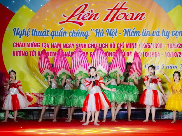 LIÊN HOAN NGHỆ THUẬT QUẦN CHÚNG “HÀ NỘI - NIỀM TIN VÀ HY VỌNG” XÃ THẠCH ĐÀ NĂM 2024.
- Ảnh 7. LIÊN HOAN NGHỆ THUẬT QUẦN CHÚNG “HÀ NỘI - NIỀM TIN VÀ HY VỌNG” XÃ THẠCH ĐÀ NĂM 2024.
- Ảnh 7.