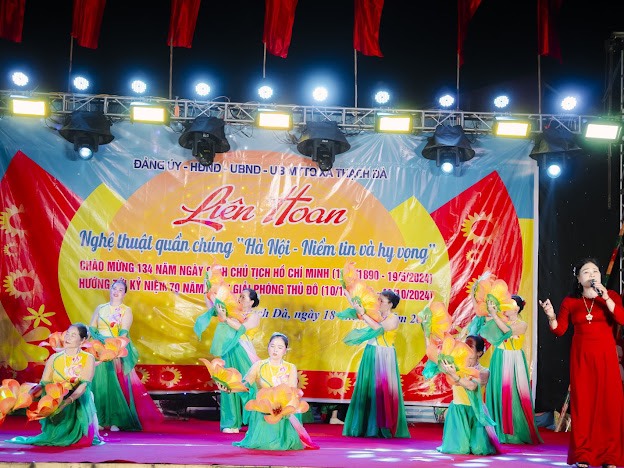 LIÊN HOAN NGHỆ THUẬT QUẦN CHÚNG “HÀ NỘI - NIỀM TIN VÀ HY VỌNG” XÃ THẠCH ĐÀ NĂM 2024.
- Ảnh 4. LIÊN HOAN NGHỆ THUẬT QUẦN CHÚNG “HÀ NỘI - NIỀM TIN VÀ HY VỌNG” XÃ THẠCH ĐÀ NĂM 2024.
- Ảnh 4.