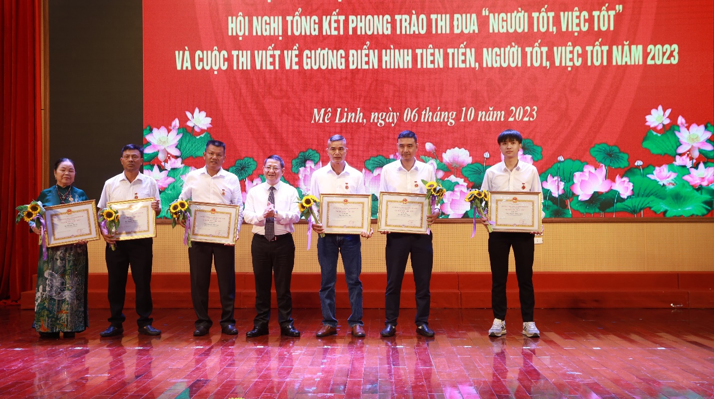 Mê Linh: Thêm 14 cá nhân được UBND thành phố Hà Nội tặng danh hiệu "Người tốt, việc tốt"- Ảnh 1.