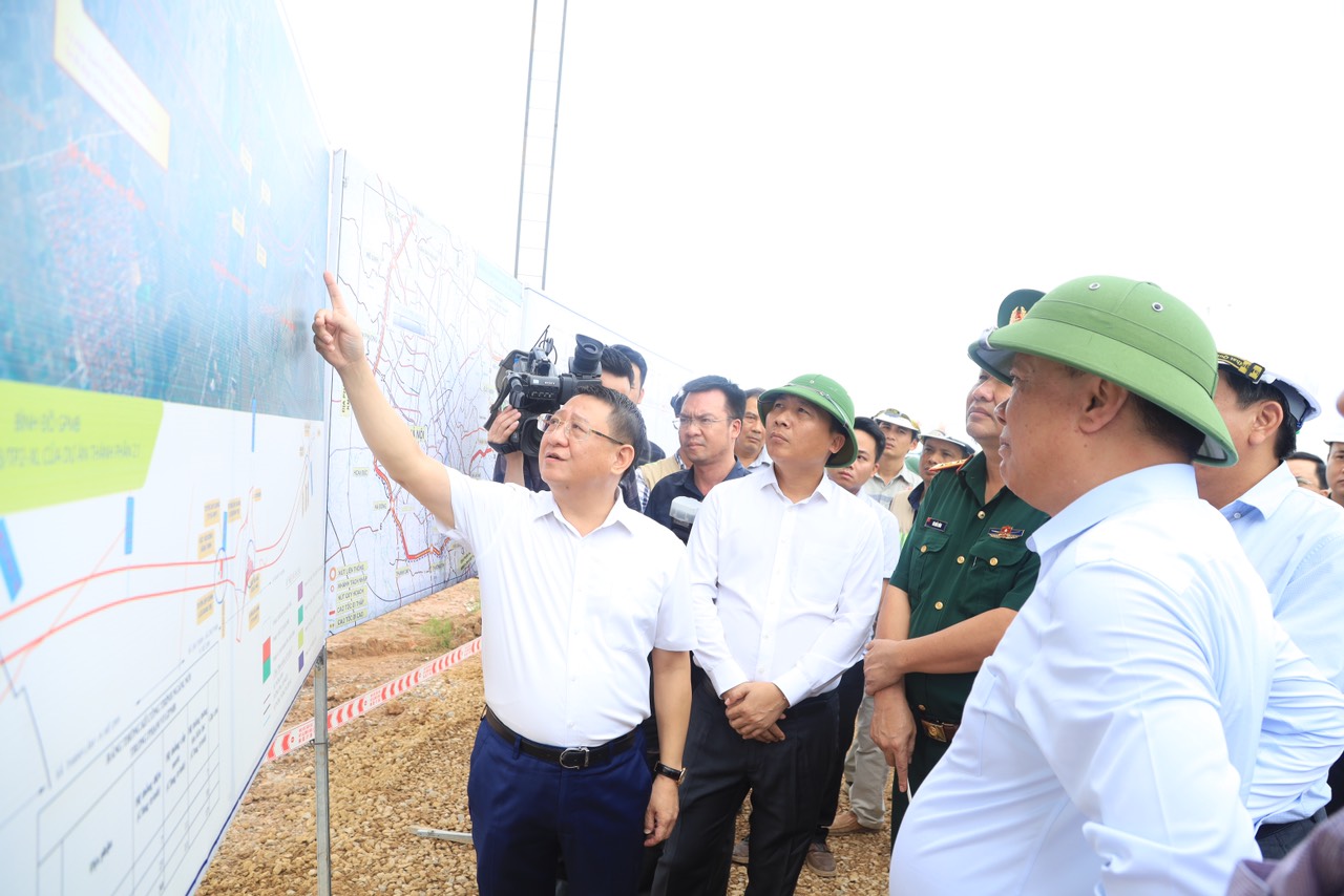 Đồng chí Bí thư Thành ủy Hà Nội Đinh Tiến Dũng kiểm tra thực địa dự án đường Vành đai 4 - Vùng Thủ đô tại huyện Mê Linh- Ảnh 1.