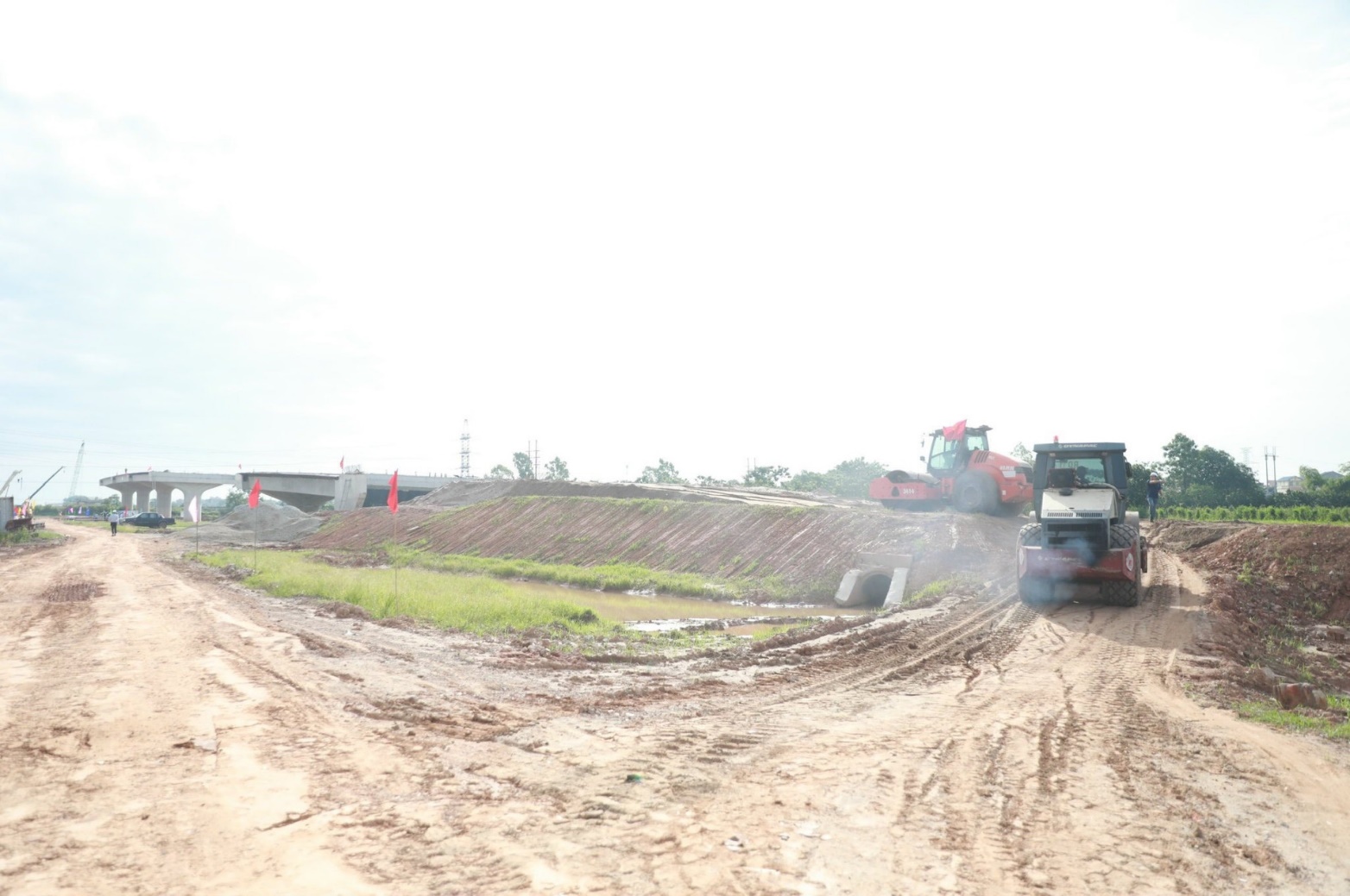 Đồng chí Bí thư Thành ủy Hà Nội Đinh Tiến Dũng kiểm tra thực địa dự án đường Vành đai 4 - Vùng Thủ đô tại huyện Mê Linh- Ảnh 3.