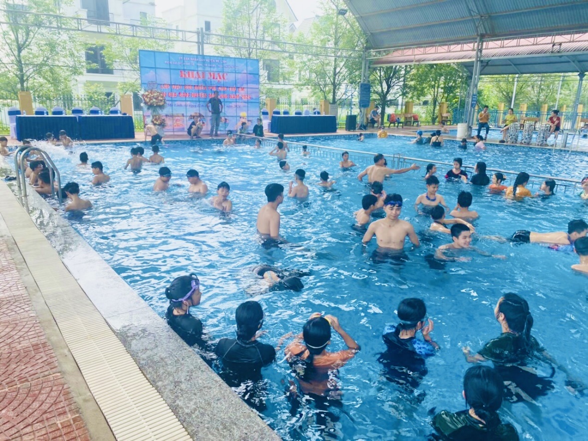 Mê Linh: Khai mạc lớp dạy bơi miễn phí cho trẻ em năm 2024- Ảnh 2. Mê Linh: Khai mạc lớp dạy bơi miễn phí cho trẻ em năm 2024- Ảnh 2.