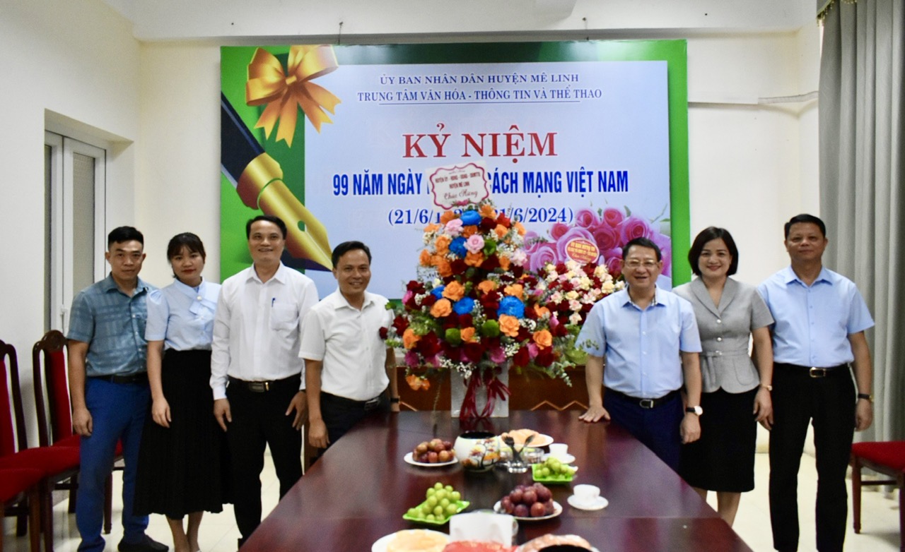 Các đồng chí lãnh đạo huyện Mê Linh chúc mừng Trung tâm Văn hóa - Thông tin và Thể thao- Ảnh 1.
