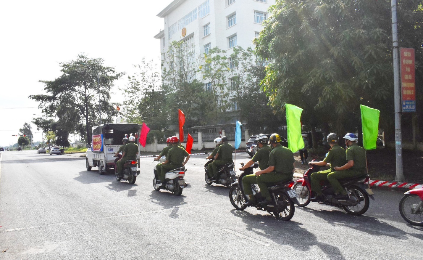 Công an huyện Mê Linh ra quân diễu hành hưởng ứng tháng hành động phòng chống ma túy, ngày quốc tế và ngày toàn dân phòng, chống ma túy năm 2024- Ảnh 2.