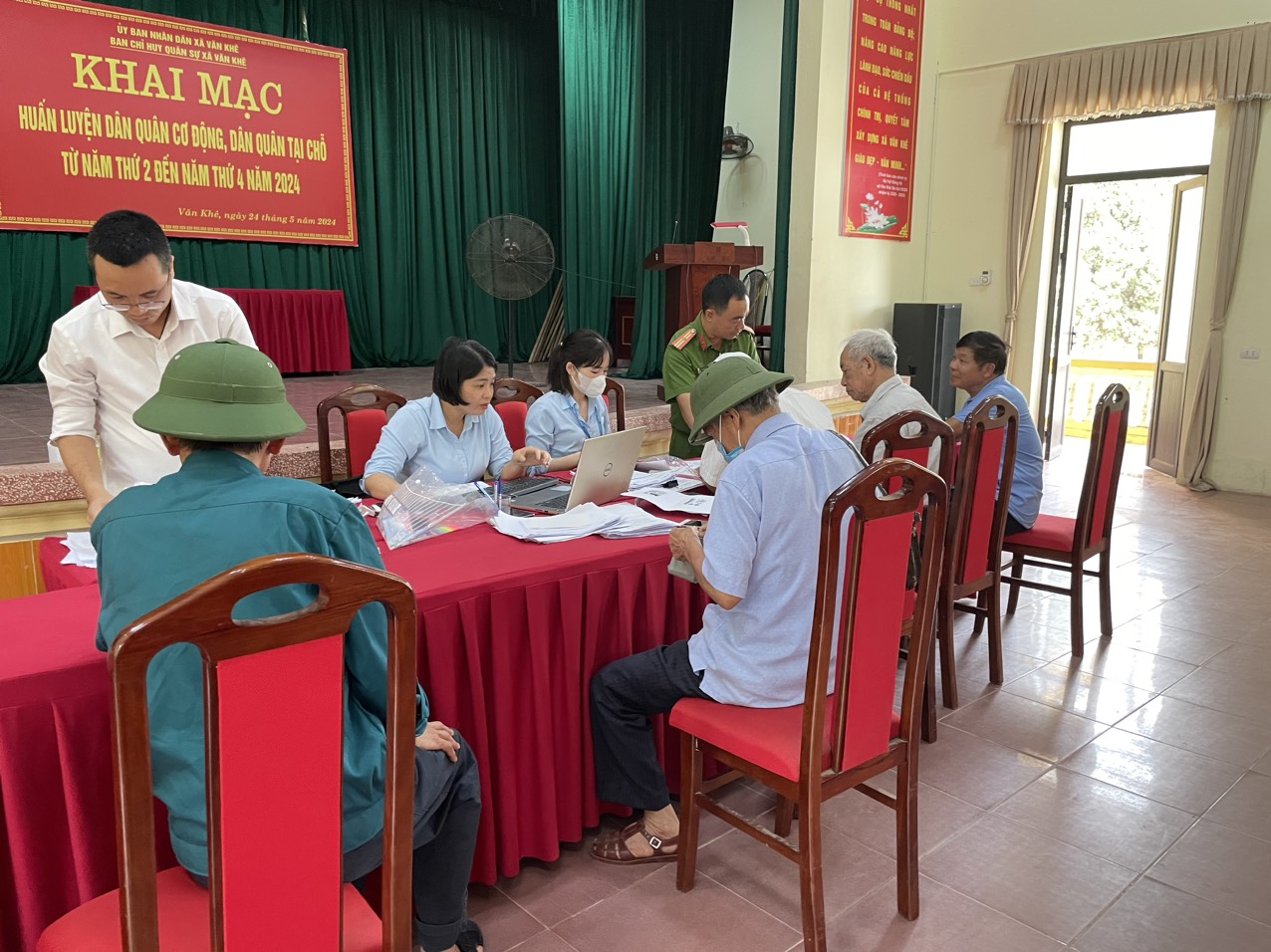 Huyện Mê Linh đẩy mạnh chi trả lương hưu, trợ cấp BHXH không dùng tiền mặt- Ảnh 2.