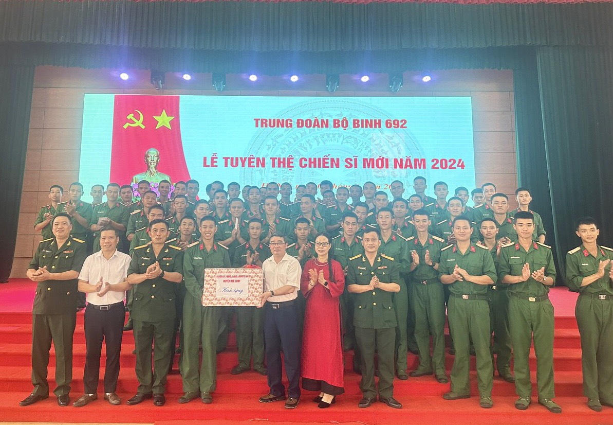 Lãnh đạo huyện Mê Linh dự Lễ tuyên thệ chiến sĩ mới và thăm tân binh năm 2024- Ảnh 3.