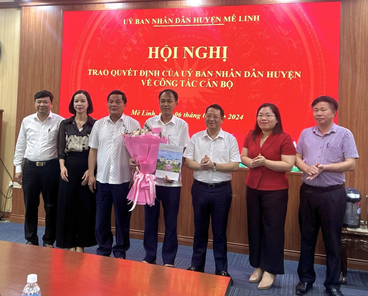 UBND huyện Mê Linh công bố và trao Quyết định điều động, bổ nhiệm Trưởng phòng Nội vụ Huyện- Ảnh 1.