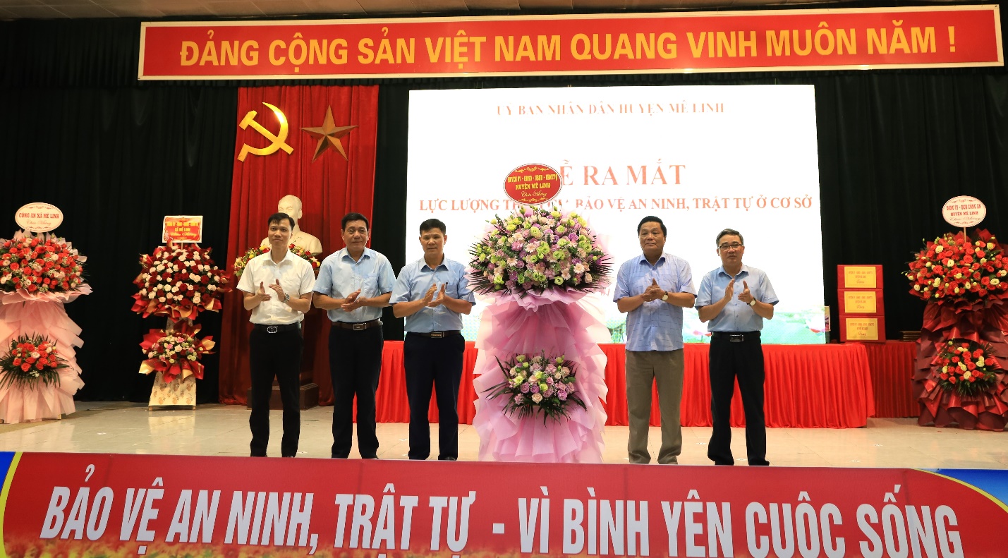 Xã Mê Linh: Ra mắt lực lượng tham gia bảo vệ an ninh trật tự ở cơ sở- Ảnh 1.